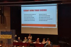 Otwarcie XVII Międzynarodowego Kongresu Slawistów w Paryżu (25.08.2025 r.) pod hasłem „Niech oręż ustąpi przed togą” (przemawia przewodnicząca MKS: Natalia Bernistaïa). Przy stole: Guillaume Fiquet, prorektor ds. stosunków międzynarodowych w Sorbonne Université, Boris Akounine, Georges Nivat, Aleksander Loma, Giovanna Brogi.