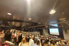 Licznie wypełniona sala w Centrum Malesherbes, w Głównym Amfiteatrze Wydziału Nauk Humanistycznych na Sorbonie (25.08.2025 r.).